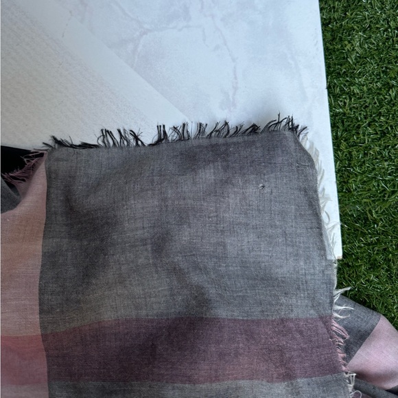 Burberry
Relaxed Mega Check Square Scarf 55” x 55 frayed edges - Picture 12 of 13
